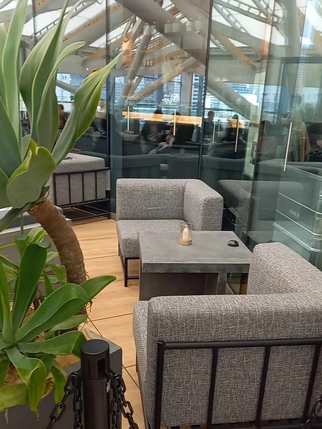 紺ブレコーデで話題の「高輪ゲートウェイシの画像_4