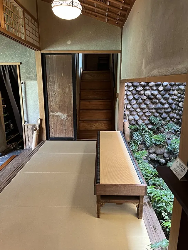 趣のあるお店の玄関周り