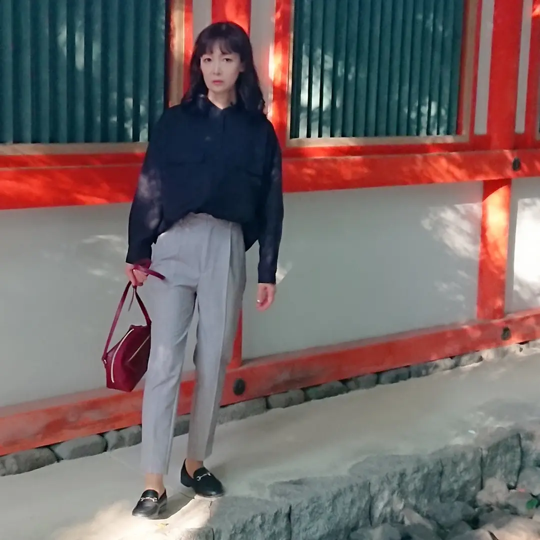 黒いブラウス  グレーパンツ  赤いバッグ  