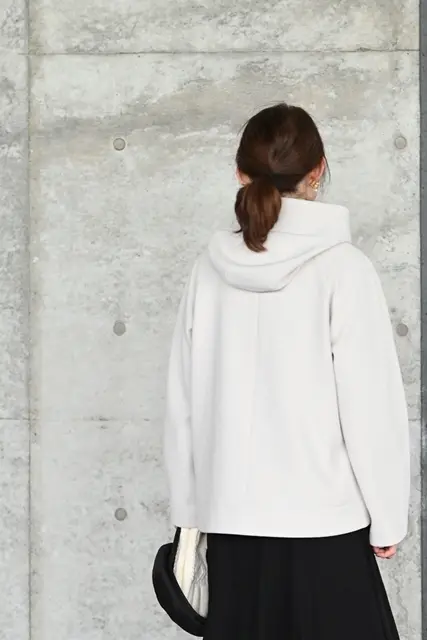 GUコージーメルトンショートフーディコート　後ろ姿