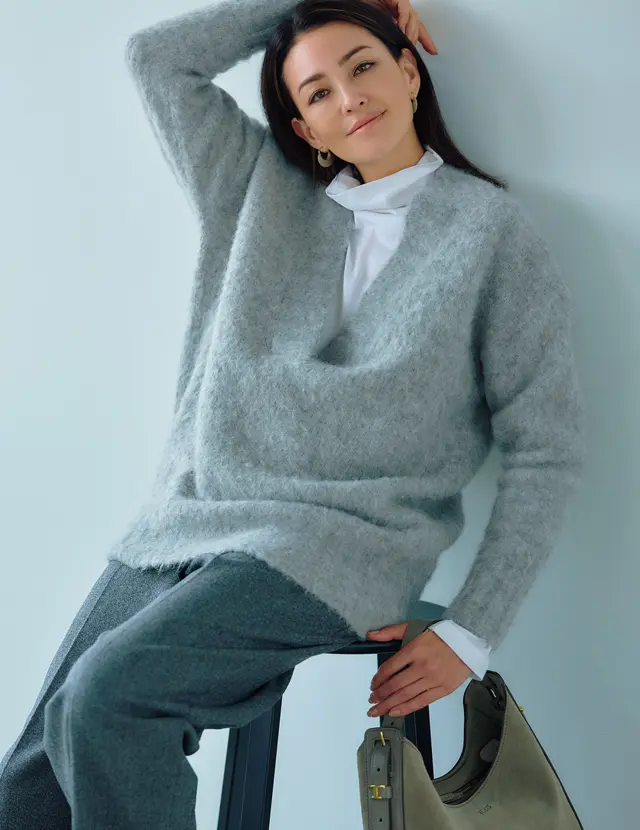 VネックのグレーニットのRINA