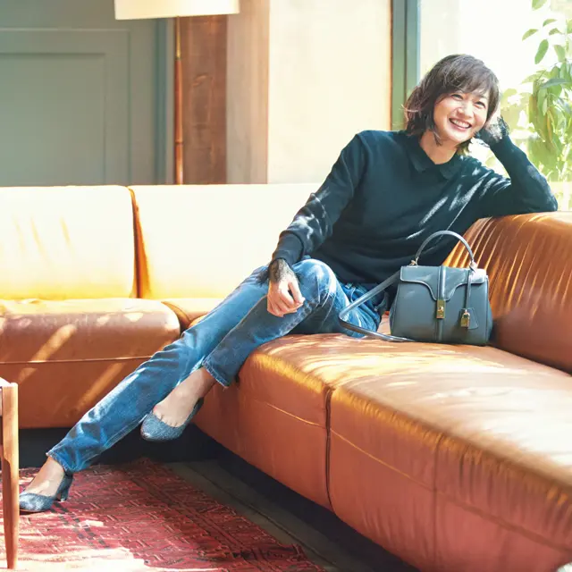 ニットとデニムコーデの富岡佳子