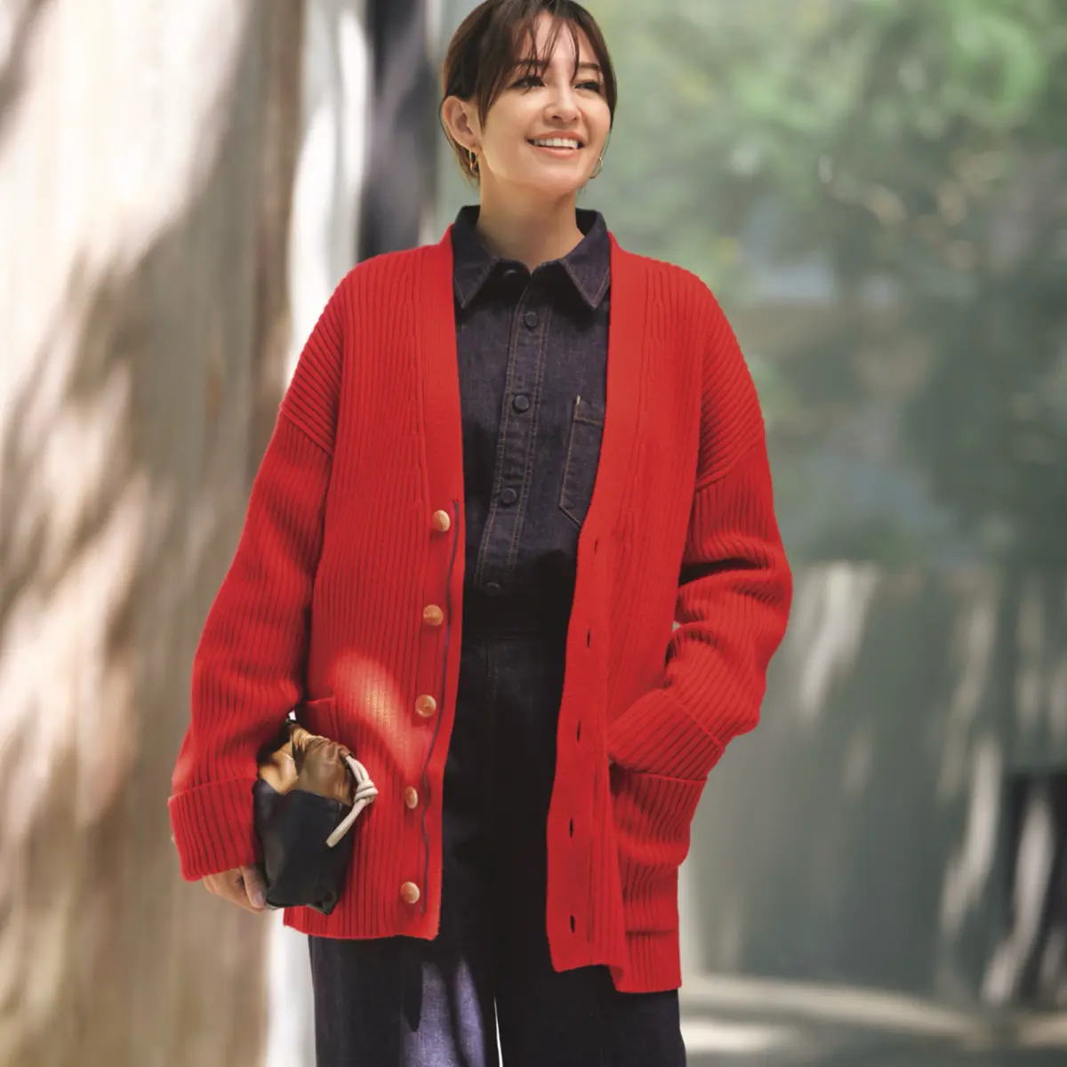 デニムのシャツとパンツの組み合わせに赤ニットカーディガンをはおったコーディネート　モデル・RINA　