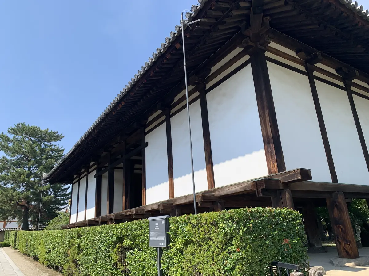 　法隆寺宝物館脇の校倉（旧十輪院宝蔵）