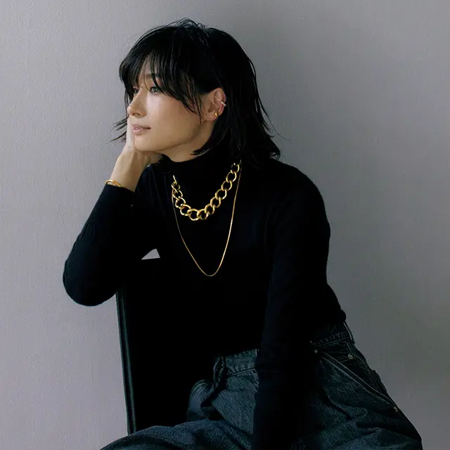 太さの異なる2 本のチェーンが 今っぽいコントラストを生んで