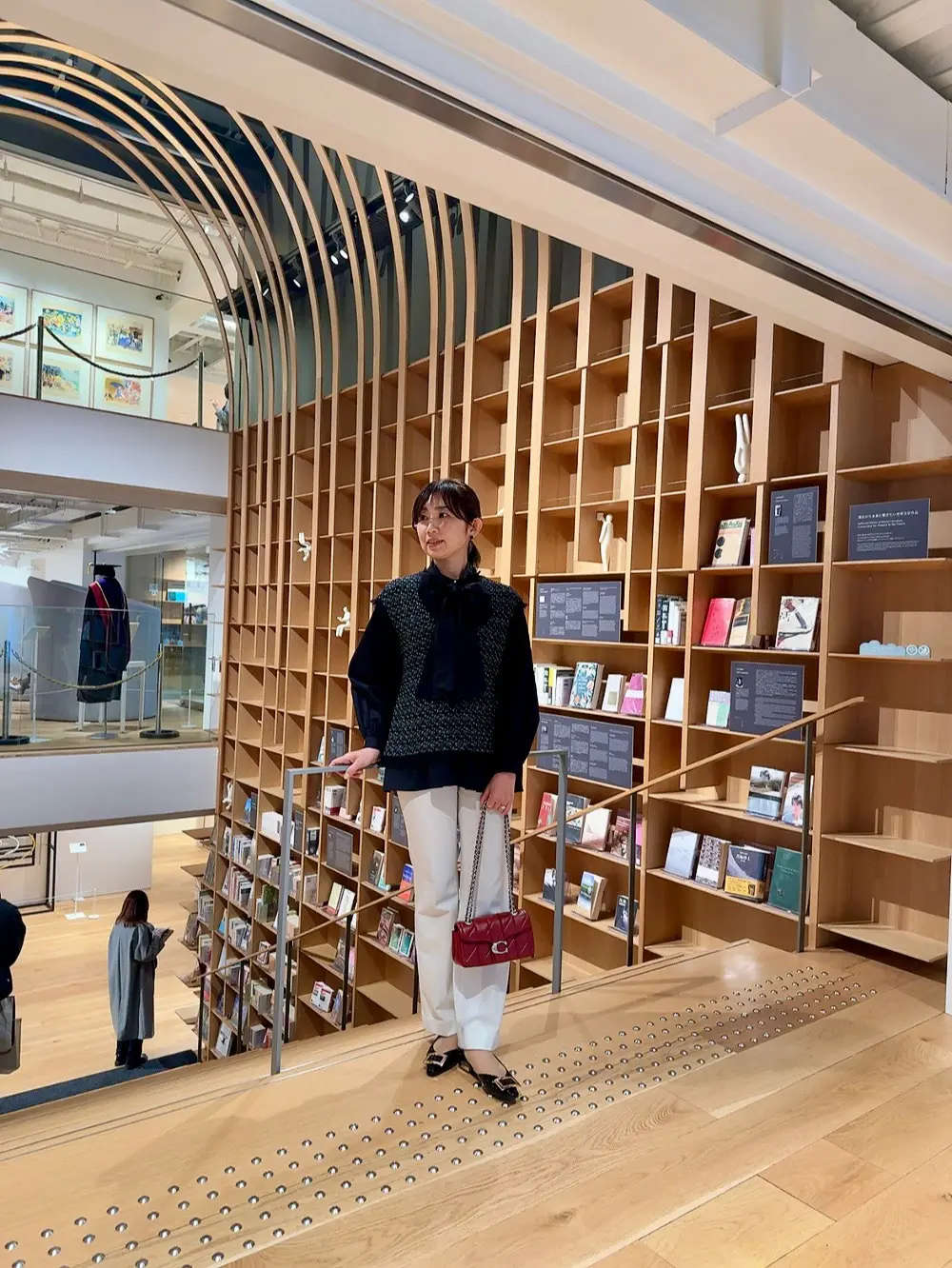 木の温もり感じる村上春樹ライブラリーと山の画像_3