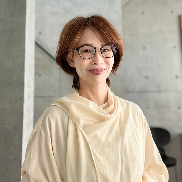 「クリーム色のブラウスに合わせたメガネは、『フォーナインズ』のもの。