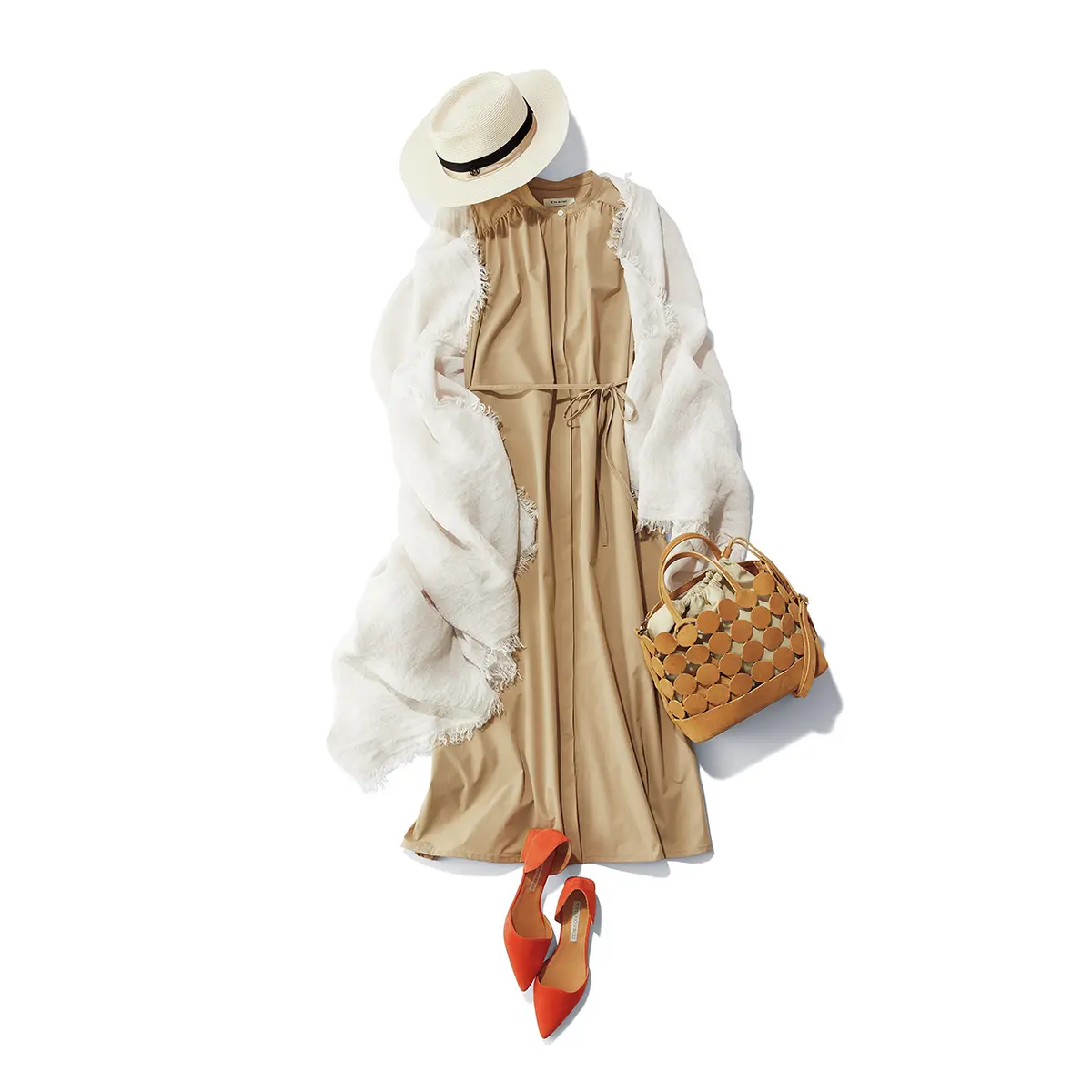 ベージュワンピースにオフ白ストールを羽織ったコーデ