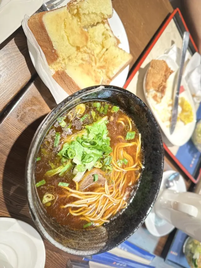 台湾旅行 台中 春水堂 牛肉麺