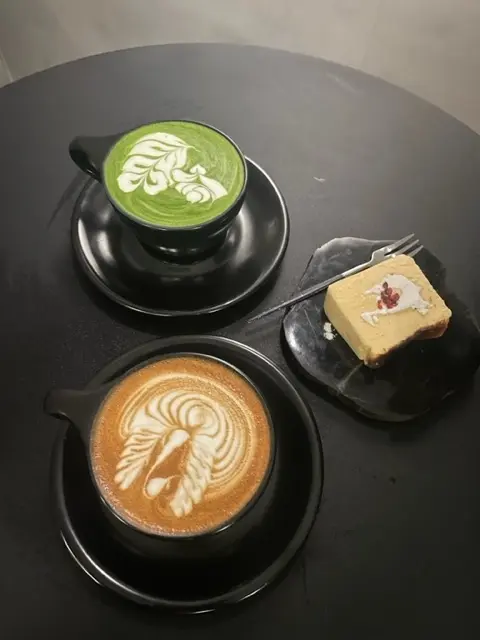 カフェラテ。スワンのアートが鮮明に描かれているラテアート。抹茶ラテ。優しい味のチーズケーキ