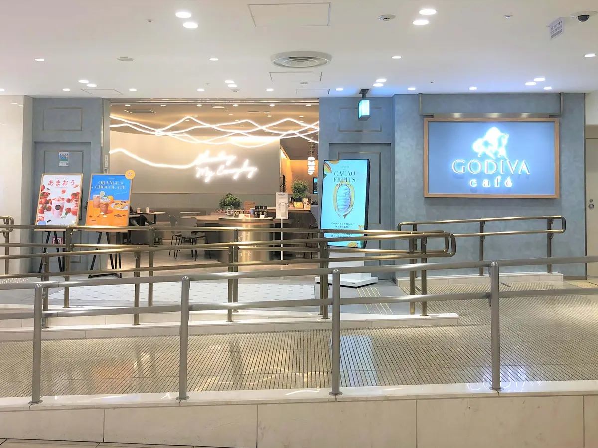東京駅のゴディバカフェ。