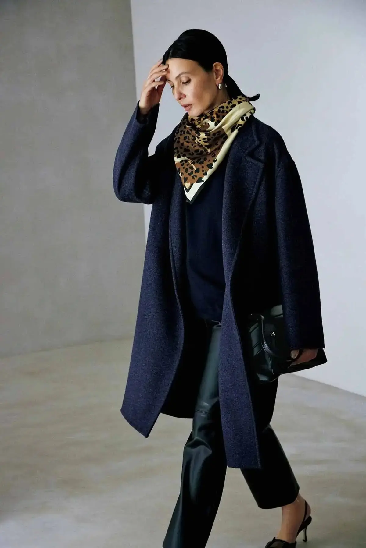 スカーフひとつで上品見え！アウターにもトップスにも映える「40代・50代の冬コーデ」