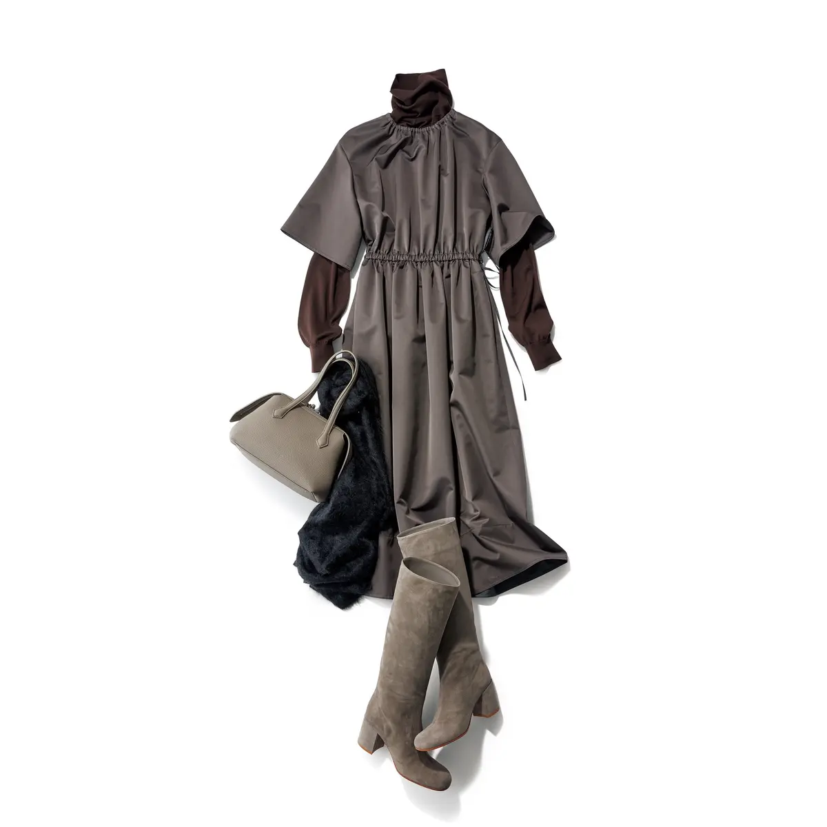 ブラウンタートルニットと半袖ワンピースのレイヤードコーデ