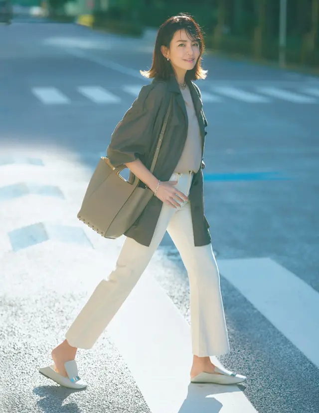 広がりすぎないフレアシルエットの白デニムとベージュTコーデのRINA