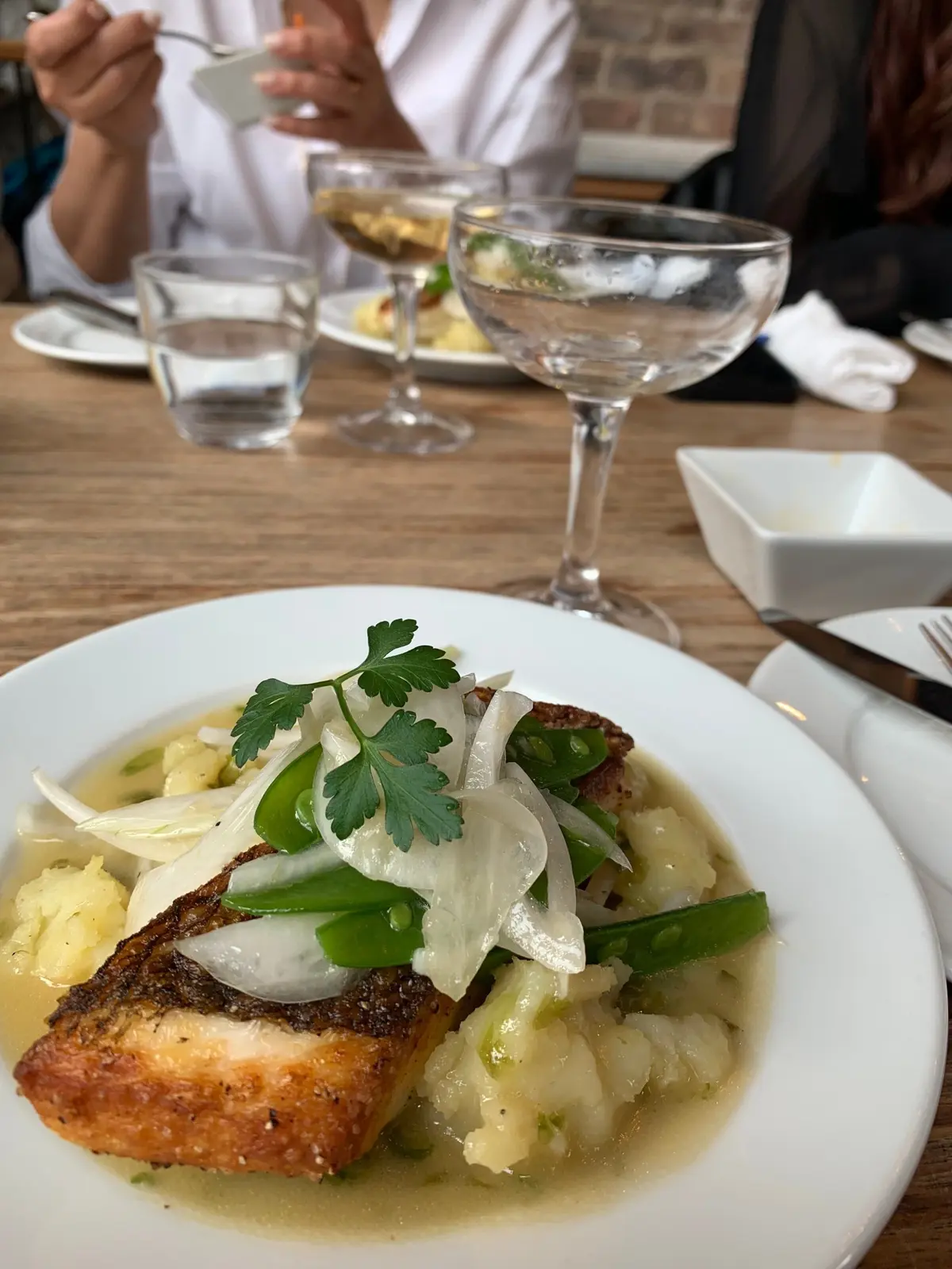 『白ブラウスで春のお出かけ♪』の画像_1