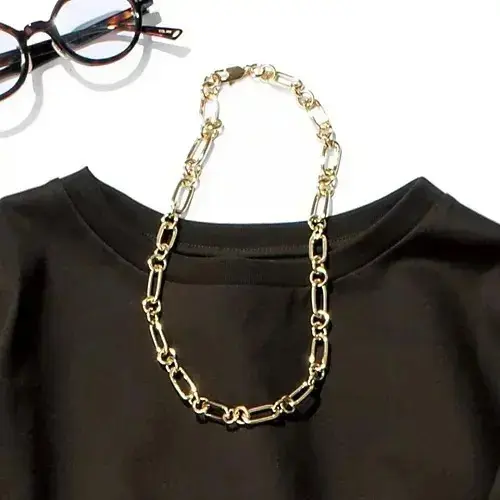 夏のコーデを一瞬で華やかに！50代の首もとをきれいに見せるネックレス6選