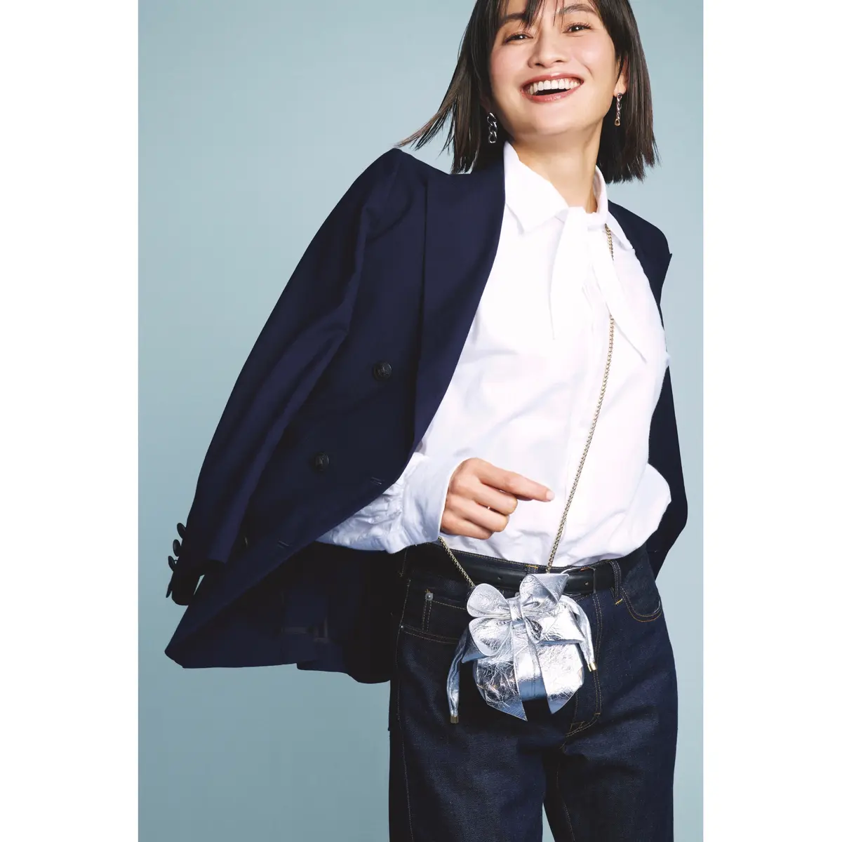 ネイビージャケットに白ボウタイつきシャツとインディゴデニムパンツのコーディネート　モデル・渡辺佳子