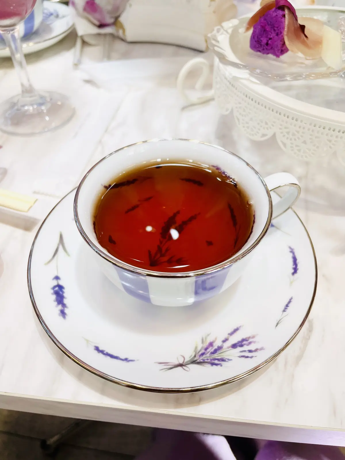 ソファ、テーブル席、Blouse、Skirt、vis、Shoes、shoel mine、スイーツ、パルフェ、パフェ、ケーキ、チョコレート、藤棚、藤、アーティフィシャルフラワー、クロワッサン、スープ、生ハム、オードブル、セイボリー、薄紫、紫色、紫、白、ブラウス、白ブラウス、フリル、フリルブラウス、シースルー、ストライプ、ロングヘア、パープル、purple、カップ、お茶、カフェ、カフェラテ、店内、HAUTE COUTURE • CAFE、HAUTE COUTURE • CAFE表参道、期間限定、Purple Afternoon Tea、オートクチュールカフェ、オートクチュールカフェ表参道、表参道、カフェ、アフタヌーンティー、HAUTE COUTURE CAFE、HAUTE COUTURE CAFE表参道、カップ、ソーサー、オリジナルカップ、オリジナル、アールグレイティー、アールグレイ