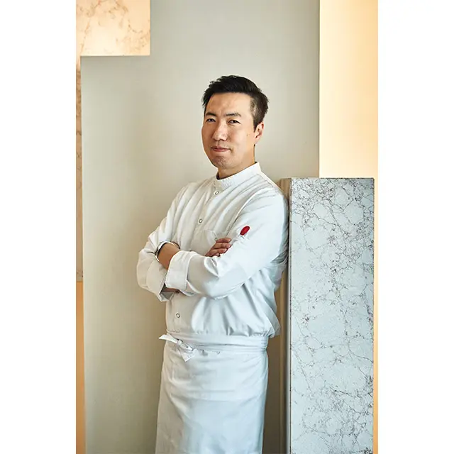 料理学校の名門アメリカのCIAを卒業後、ニューヨークの『イレブン・マディソン・パーク』や韓国の『インプレッション』などの有名店で経験を積んだ38歳のシェフ、オム・テジュンさん。