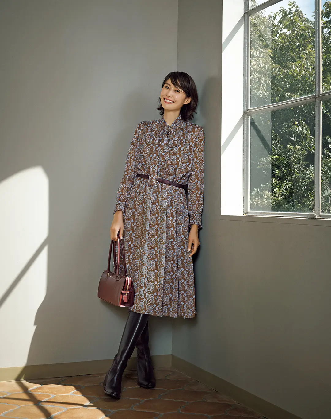 シフォン素材がさらりと揺れる、フラワー柄のワンピース。夏から秋へ、軽やかに季節をつないで