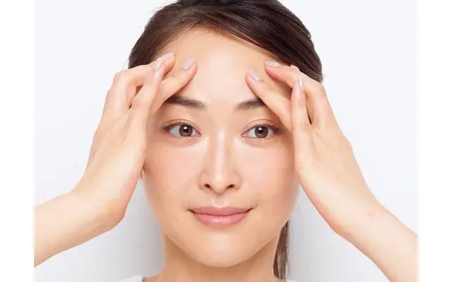 眉上を引き上げ、目を開け閉じ