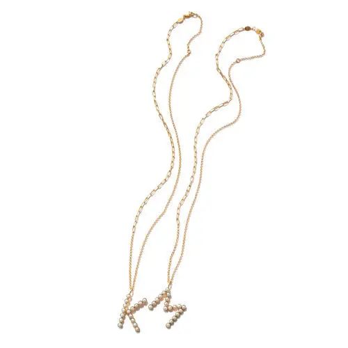 La Soeur パールイニシャルペンダント