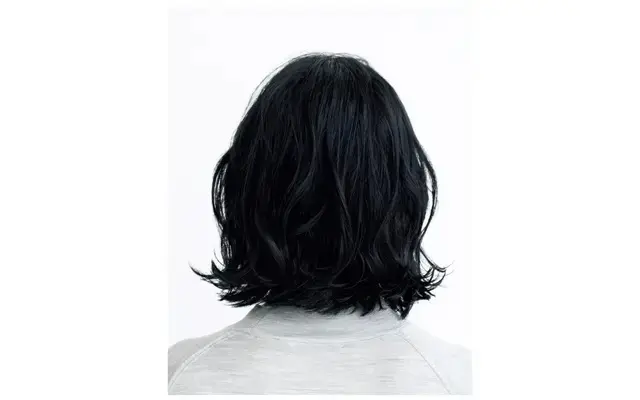 ランダムパーマをプラスして今っぽいミディアムヘアに【50代髪型・ヘアスタイル】