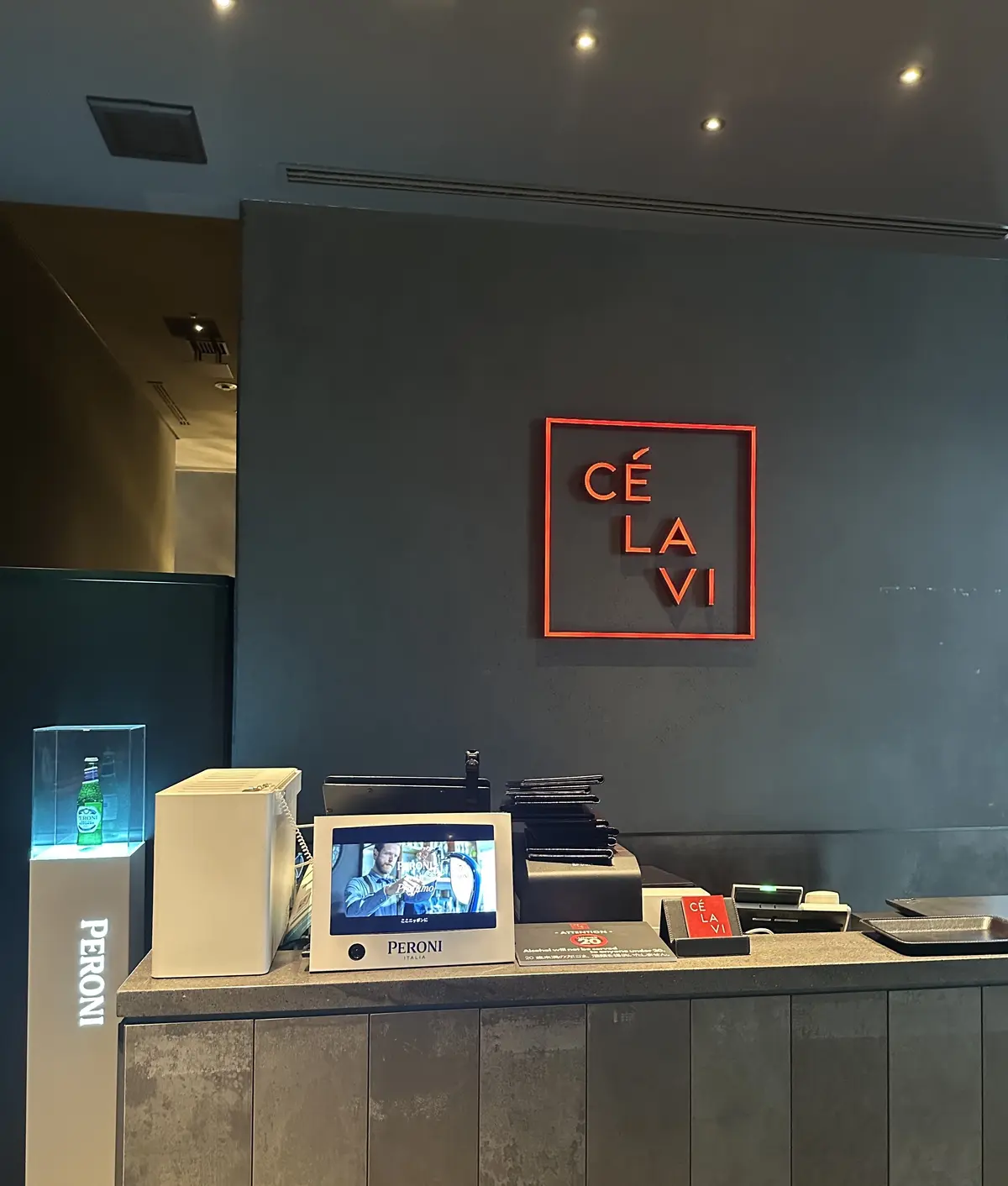 秋も活躍、ネイビーでまとめるデニムコーデの画像_2