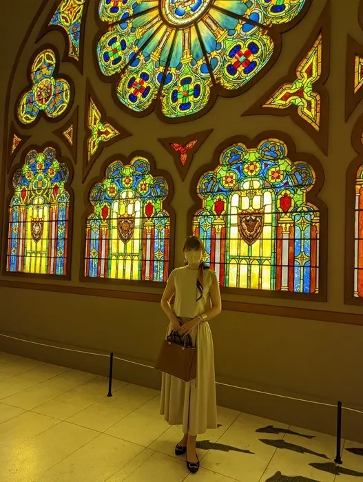 似鳥美術館　ルイス・C・ティファニーによるステンドグラスの前で