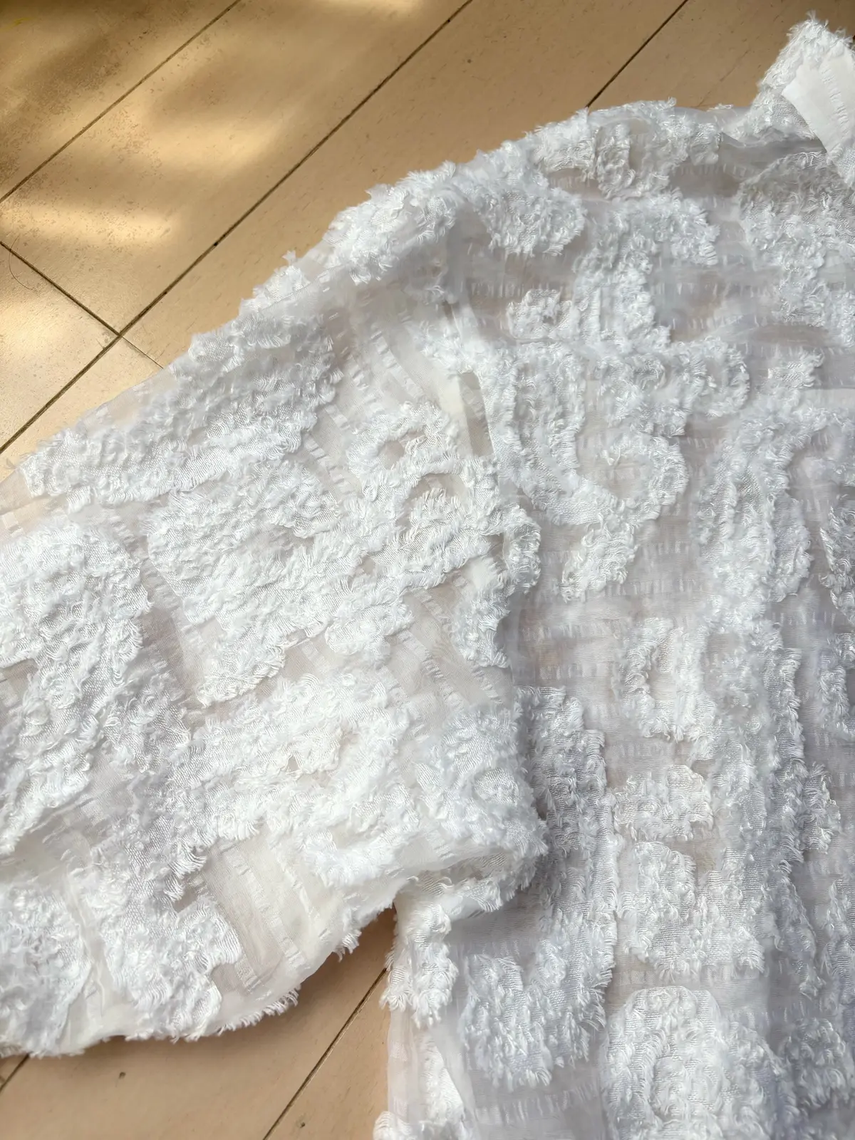 ブラウンコーデ　シアーシャツ　もけもけ　白シャツ