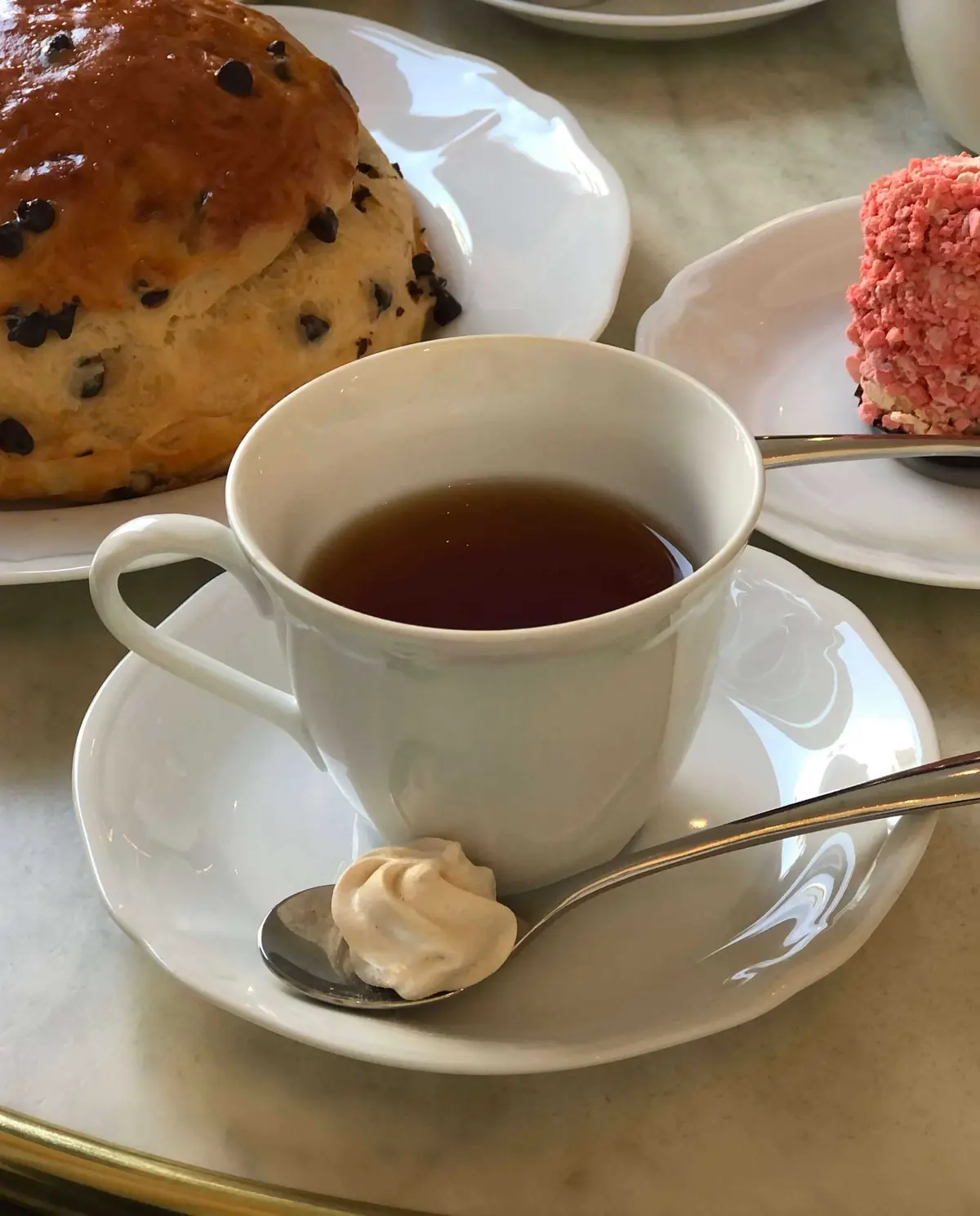 紅茶。ホットティー。アールグレイ。メレンゲ。スイーツ。メルベイユ。スイーツ。専門店。Aux Merveilleux de Fred（オー・メルベイユ・ドゥ・フレッド）。