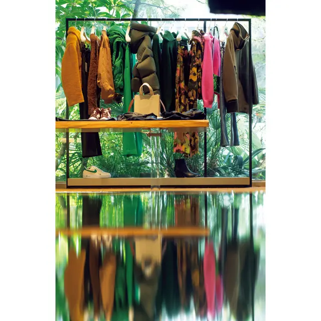 3フロアからなる約1300㎡の広大な店内。＂都会的なハイエンドカジュアル＂をテーマに、メンズ、レディスが一堂に会する商品構成が楽しい。入口そばには、大人カジュアルを更新してくれそうな旬のアウターが並ぶ