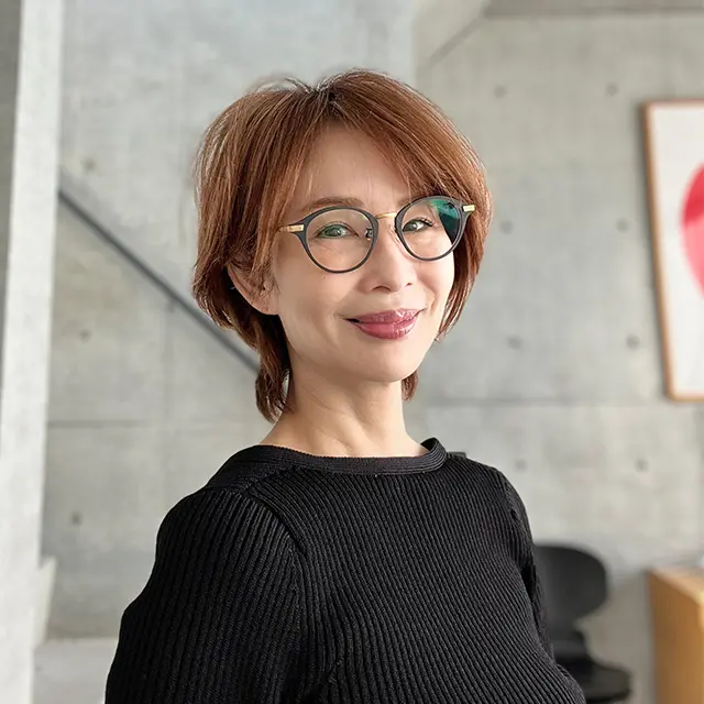 「黒いニットに合わせたのは、銀座の『誠眼鏡店』で購入したメガネ。