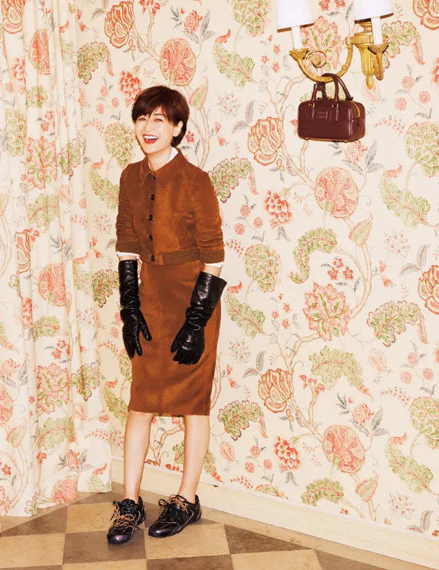 足もとに一点、フラッフィな質感で端正なコンサバをアップデート