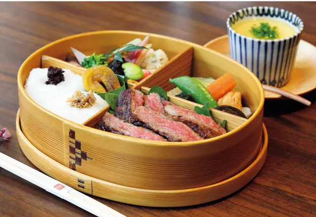 和牛炭火焼きなどを詰め合わせたお弁当（￥7,200）