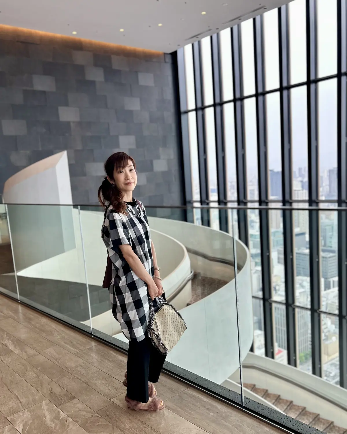 たまにはモードなワンピで！絶景ホテルでのの画像_21