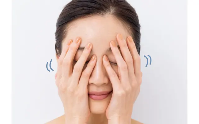 美容液をつけたあと、手で肌を優しく押さえ込み、成分を浸透させる。位置を少しずつずらして、頰全面をカバー。