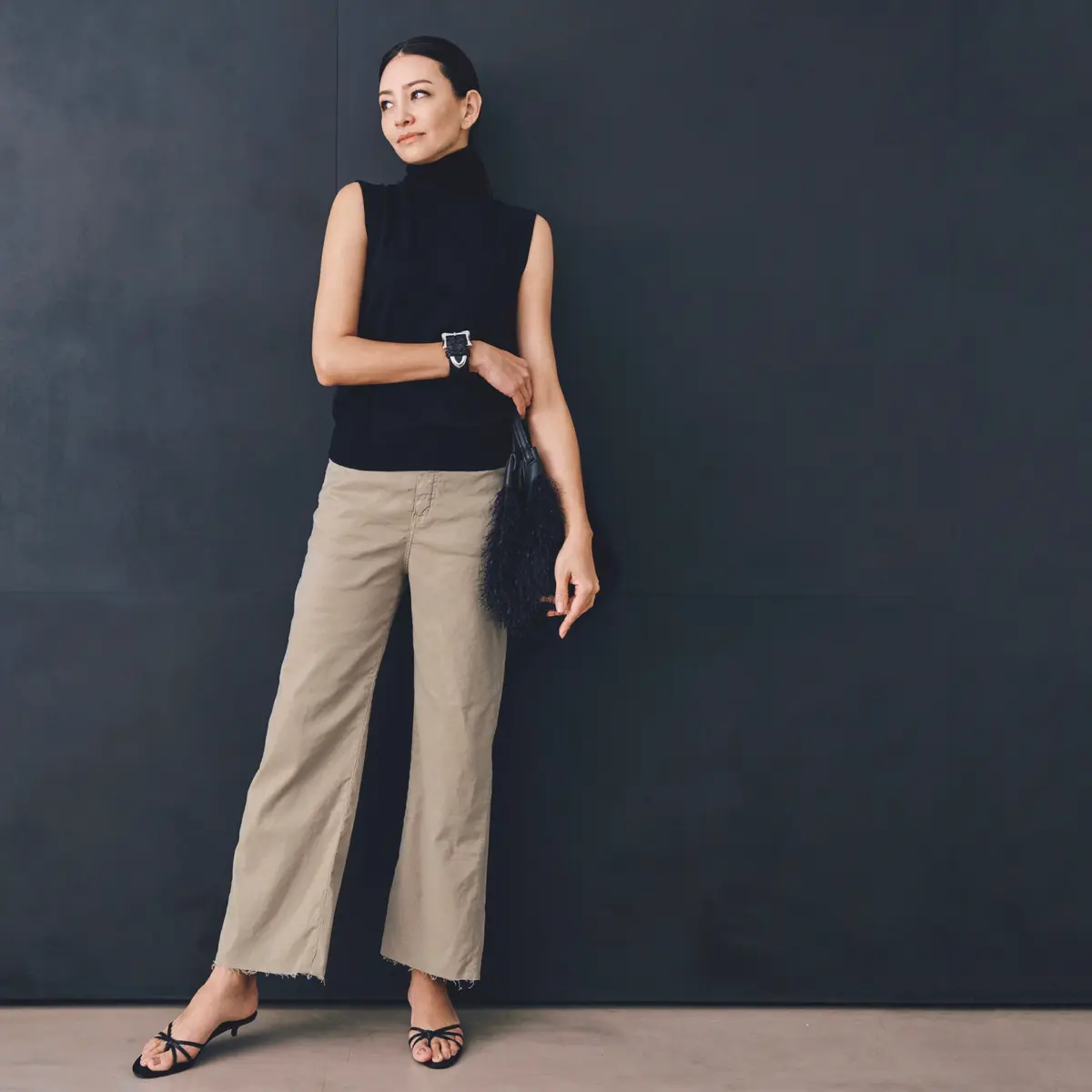 黒ハイネックノースリーブニットにベージュパンツを合わせたコーディネート　モデル・RINA