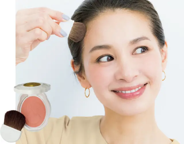 髪の生えぎわやもみあげにもチークをいれるとより自然に見える