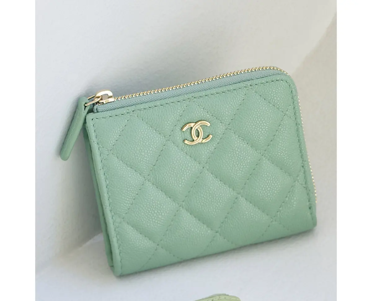 オーセンティックなキルティングとさわやかな色のミックス＆マッチが楽しめる。 グレインドカーフスキンで傷がつきにくいのも魅力。札入れ1、カード挿し4、レ シート入れ1、ポケット1。ウォレット（9×11×