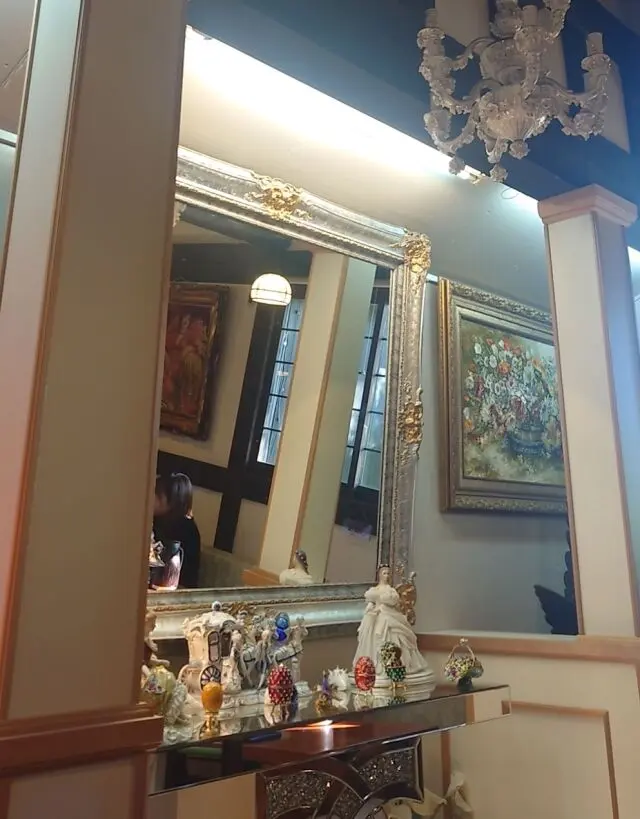 百穂苑の鏡の前の装飾品