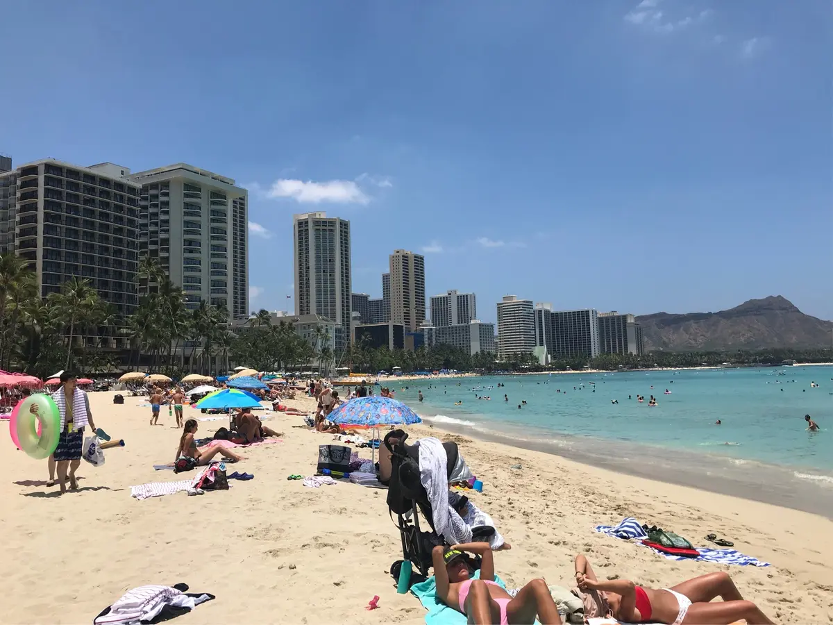 ワイキキビーチは変わらずカラフルなパラソルでいっぱい！