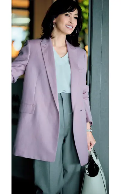 ebureの上品なモーブピンクのテーラードジャケット