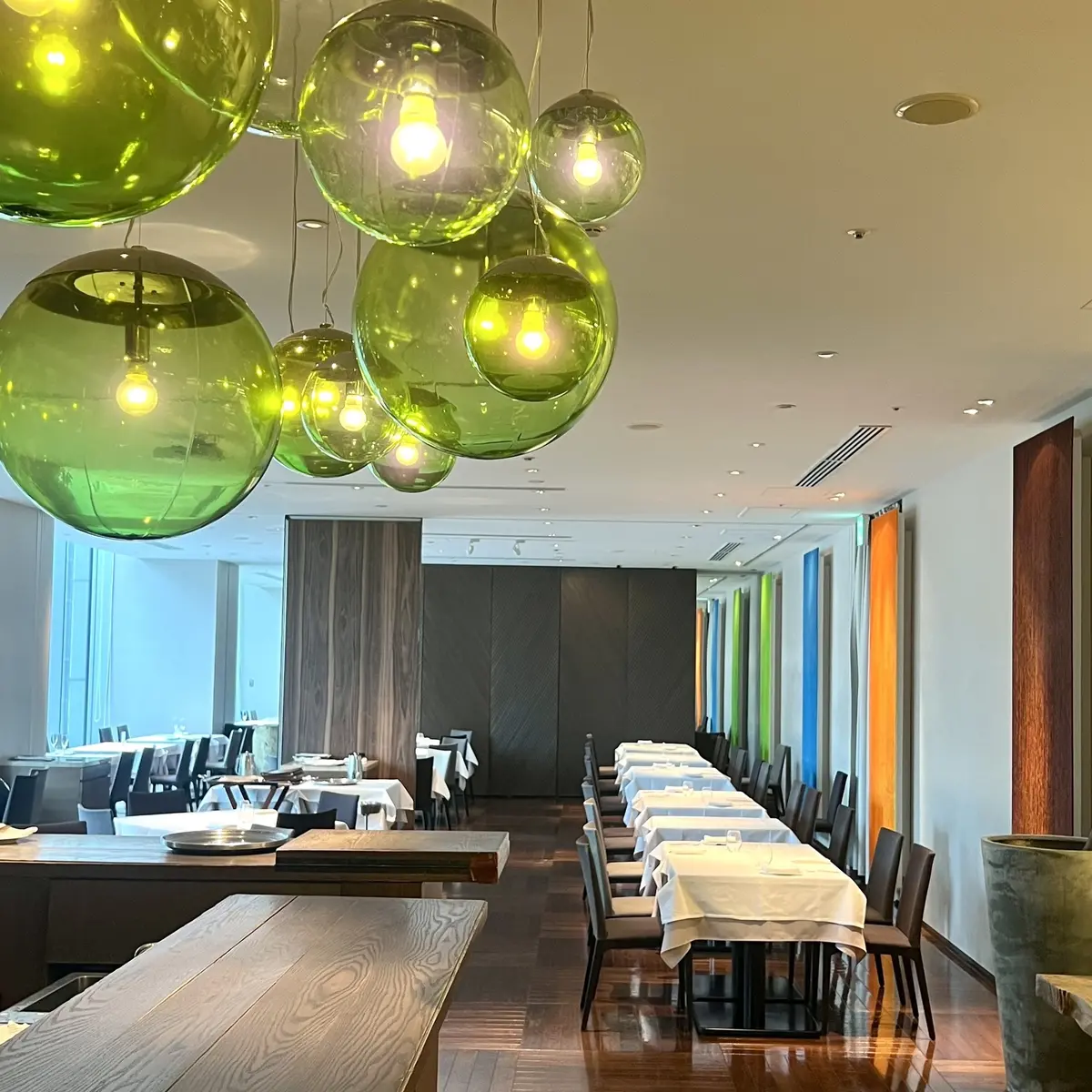 白パンツコーディネートで丸の内ランチへ♪の画像_5