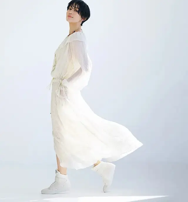 【ラグジュアリーな白スニーカー12選】50代におすすめ！ディオールやクロエなど、春の着こなしに品格とフレッシュさをプラス