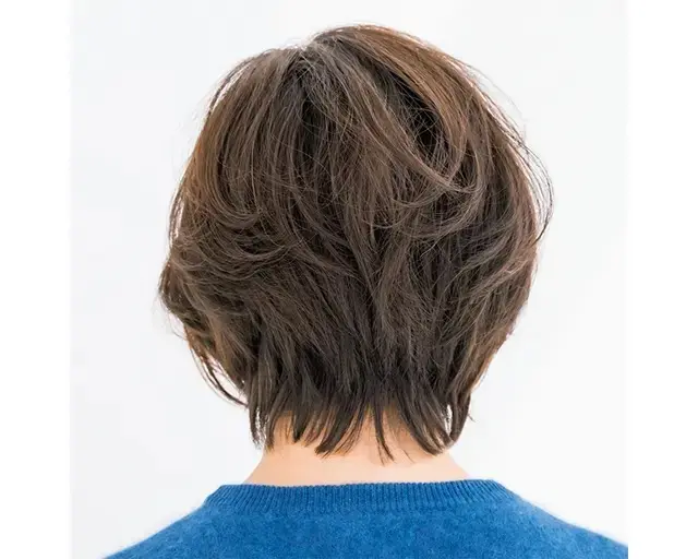 トップのボリュームアップ効果抜群！長めの丸みショートヘア【50代髪型・ヘアスタイル】