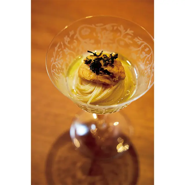 「カッペリーニ 雲丹」。コース2品目。 最初のひと皿が揚げピザなので、口の 中をさっぱりさせてくれるひと品。