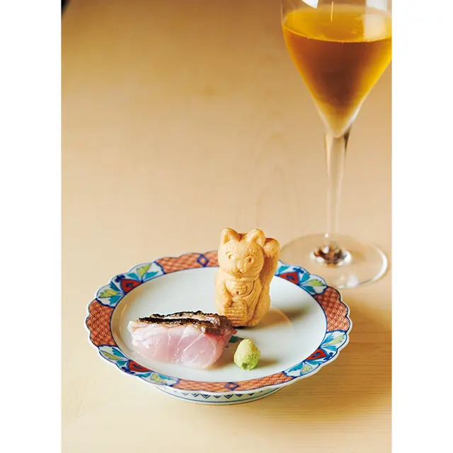 縁起がよいと大人気の前菜、「招き猫最中」と備長炭で炙った黒ムツ。