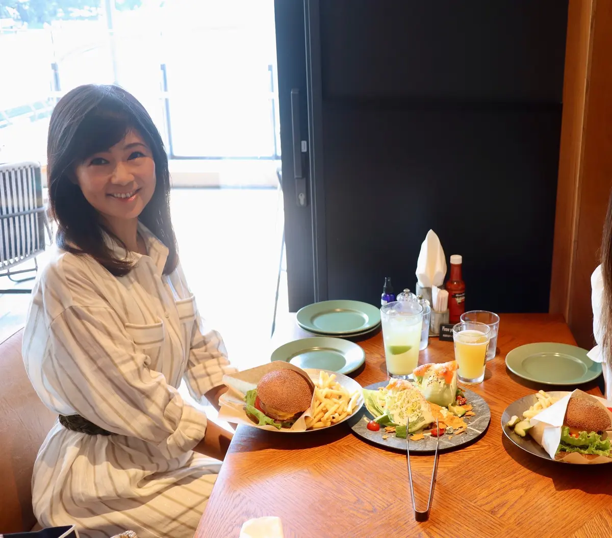 QUAYS pacific grill。キーズ パシフィック グリル。横浜。ハンマーヘッド。ハンバーガー。ポテト。フライドポテト。HAMMERHEAD。サラダ。クラフトビール。ワンピース。シャツ。シャツワンピ。ワンピ。シャツワンピース。23区。白。ストライプ。細ストライプ。縦ストライプ。縦ライン。長袖。長袖シャツ。腕まくり。七分丈。緑。ベルト。緑ベルト。網ベルト。ベージュ。バッグ。ベージュのバッグ。