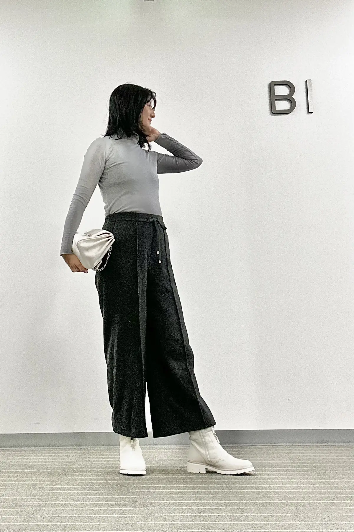 着回しグレー&ホワイトコーデの画像_3